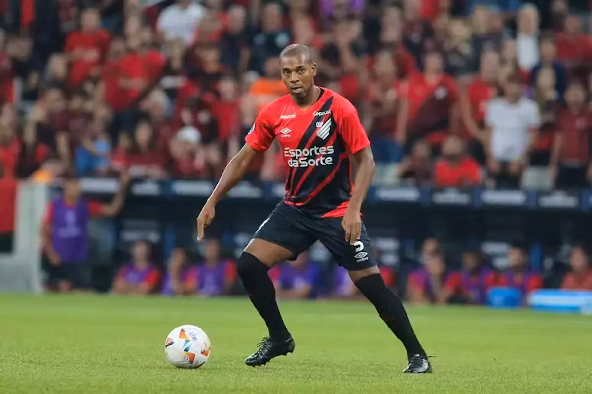 Fernandinho do Athletico-PR analise para quem irá passar a bola.