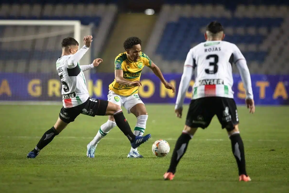 Jogador do Cuiabá se livra de marcador Palestino.