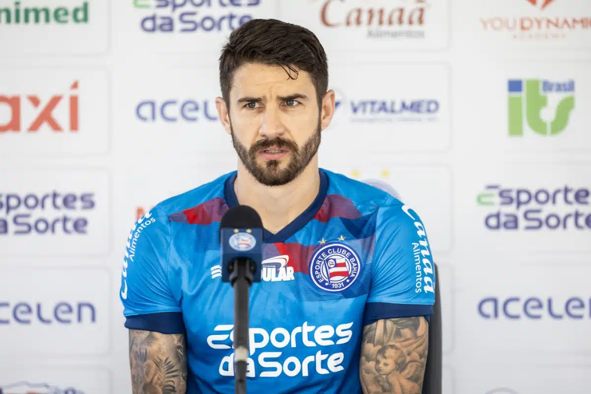 O jogador Everaldo dá entrevista coletiva após treino do Bahia. O atacante está vestido com a camisa de treino do Tricolor Baiano.