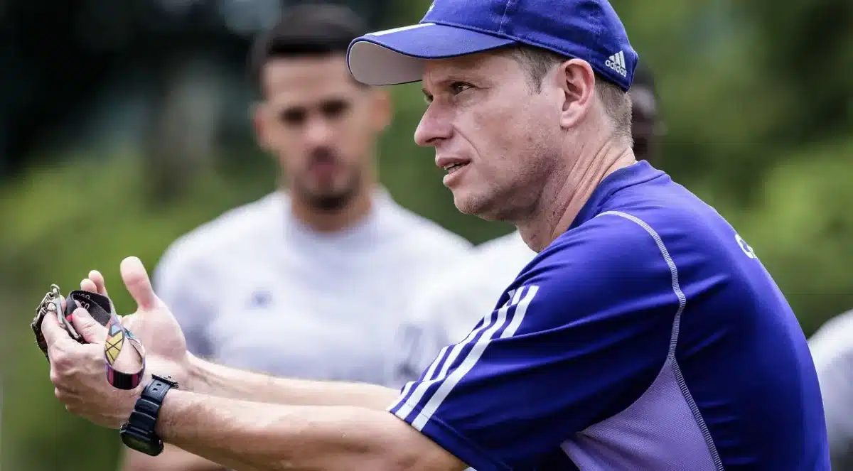 Fernando Seabra, técnico do Cruzeiro passa instruções aos seus jogadores em treino.