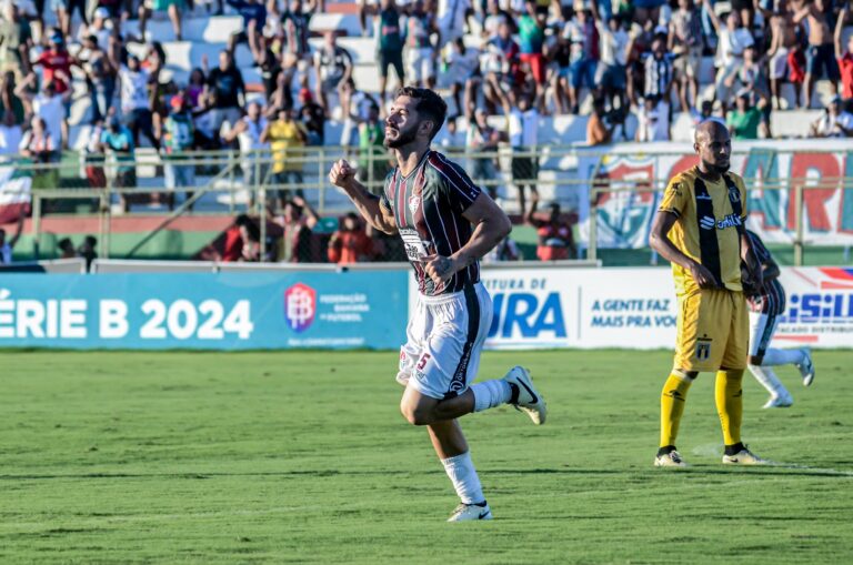 Jogador do Fluminense de Feira vibra após marcar gol contra a equipe do Grapiúna.