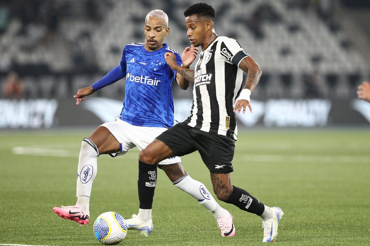 Jogadores do Botafogo e do Cruzeiro em disputa pela bola.