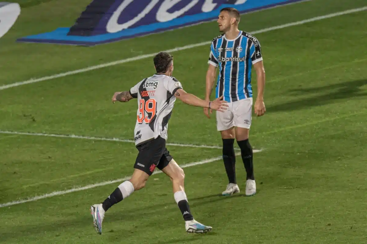 Pablo Vegetti, jogador do Vasco comemora gol contra o Grêmio em são Januário.