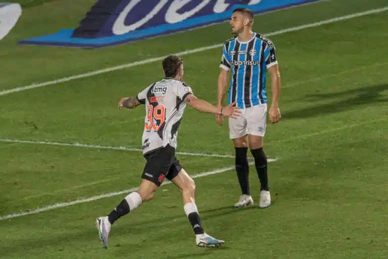 Pablo Vegetti, jogador do Vasco comemora gol contra o Grêmio em são Januário.