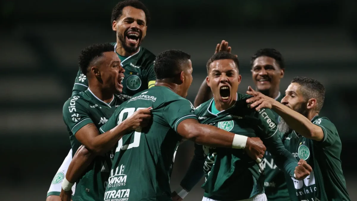 Jogadores do Guarani comemoram gol contra o Brusque.