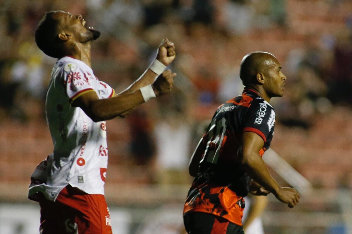 Jogador do Vila Nova vibra após confirmada a vitória ao fim do jogo.
