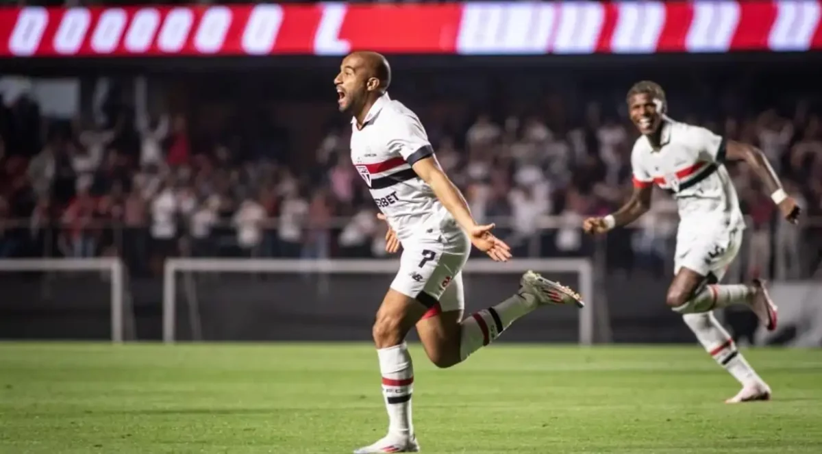 Lucas Moura do São Paulo comemora gol contra o Grêmio.
