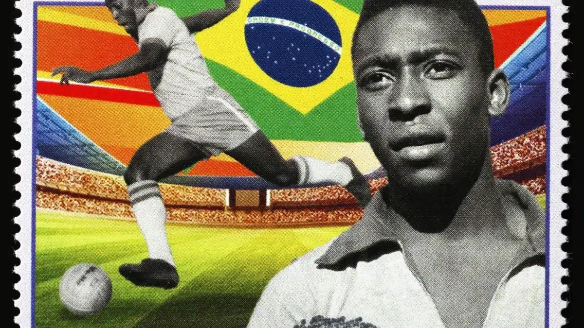 Pelé chutando a bola ao fundo, e seu rosto em destaque à frente.