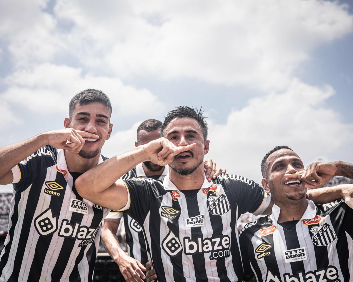 Jogadores do Santos comemoram gol.