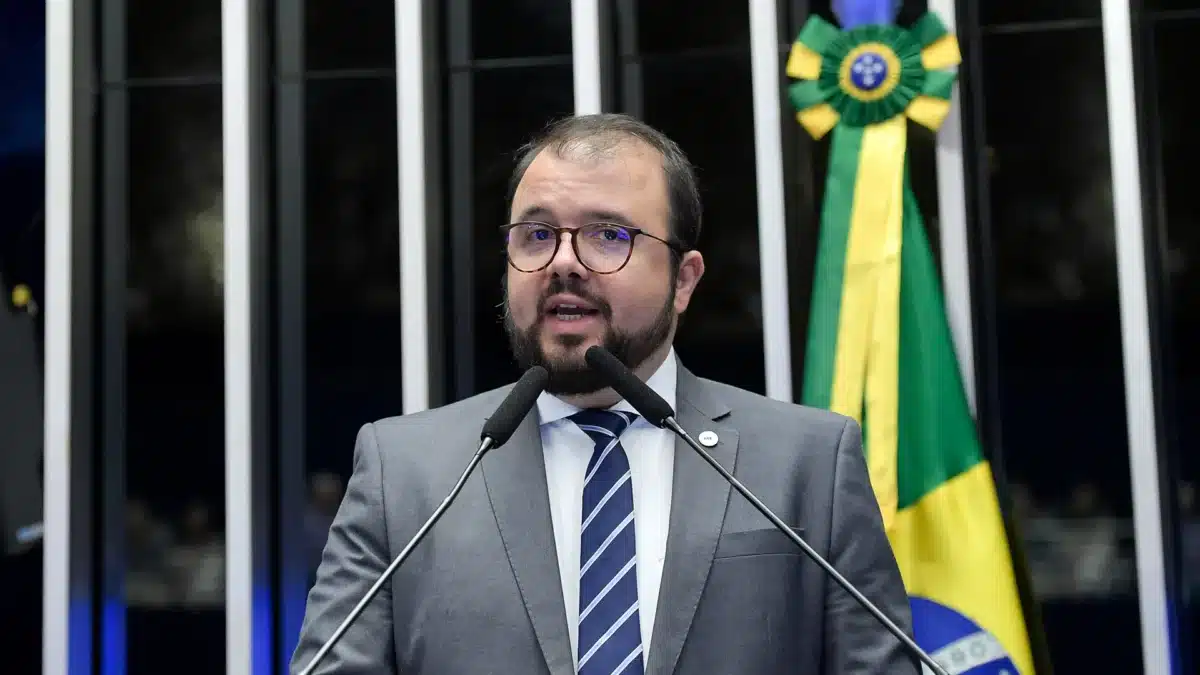 Regis Dudena, secretário nacional de prêmios e apostas, fala ao microfone.