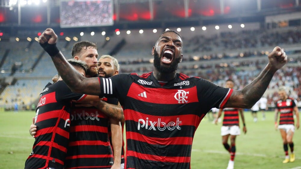 Gerson comemora gol com o a camisa do Flamengo.