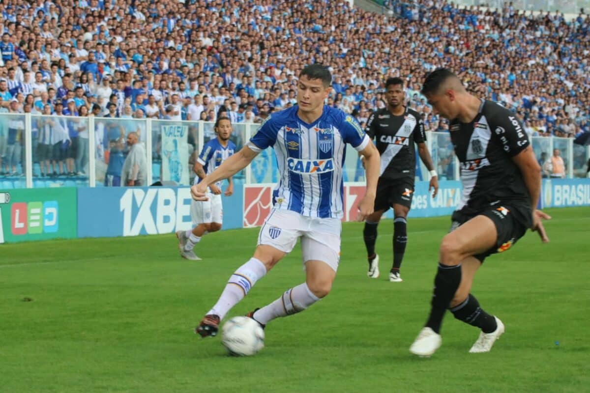 Jogador do Avaí dribla jogador da ponte com placidez.
