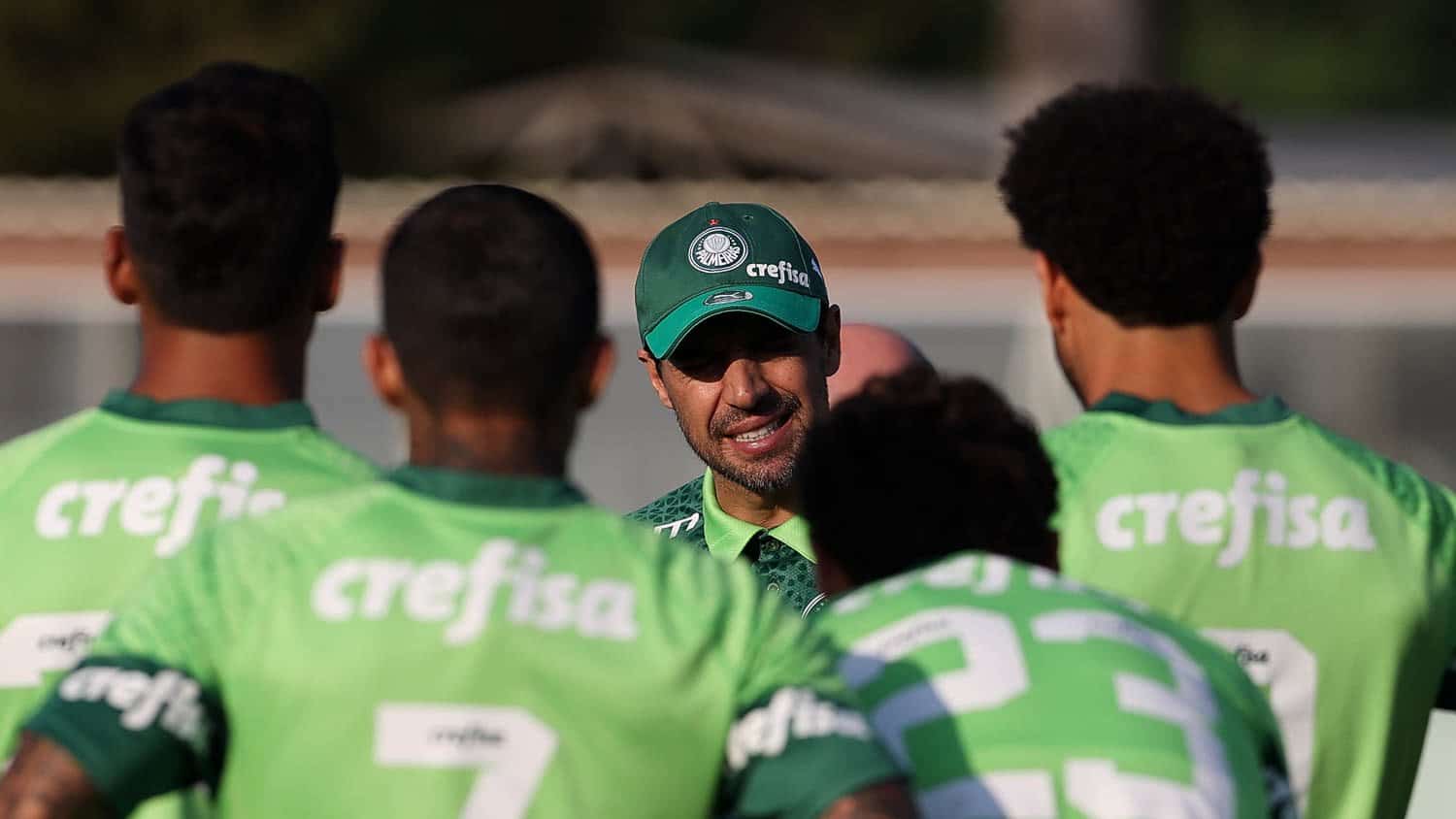 O técnico português Abel Ferreira aparece de frente, enquanto seus jogos estão de costas em foto tirada durante o último treino para enfrentar o Botafogo pela Copa Liberadores.