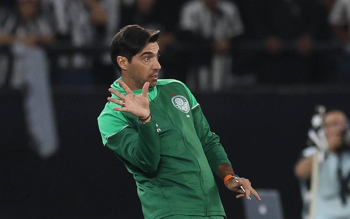 Libertadores -: Abel Ferreira promete mudança de postura e Estêvão confia na vitória do Palmeiras no jogo de volta contra o Botafogo.