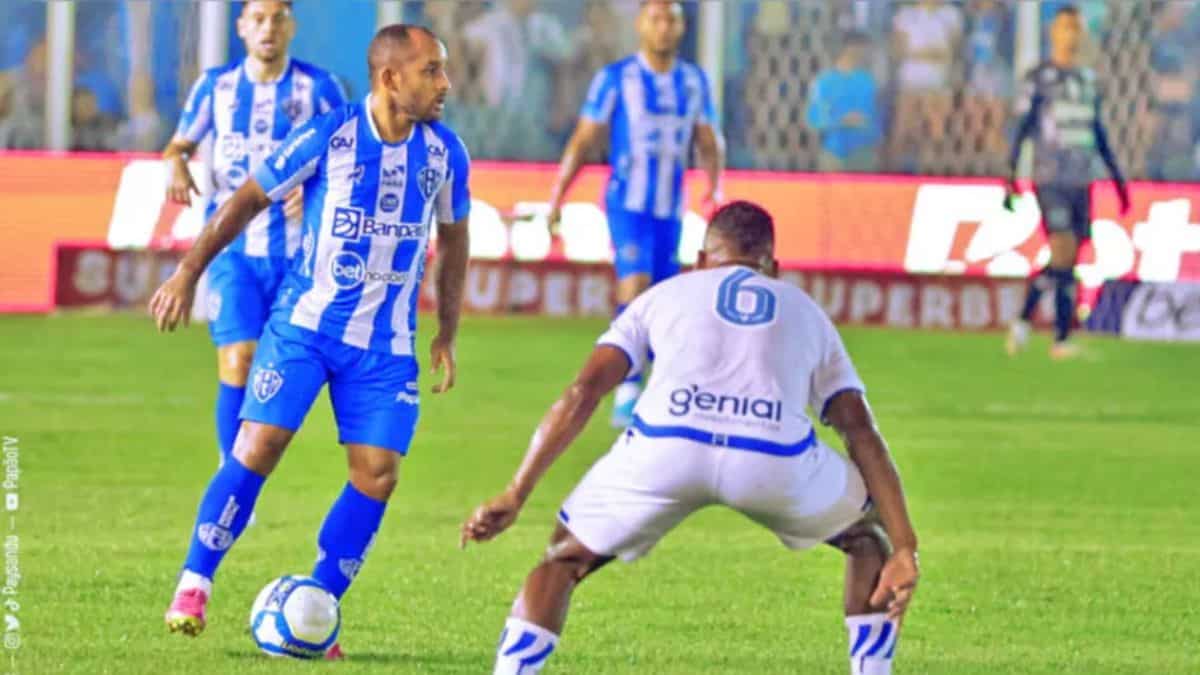 Jogador do Avaí observa atento o atacante do Paysandu.