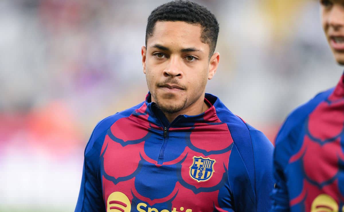 Vitor Roque, com a camisa de treino no Barcelona, é fotografado com a feição de preocupado.