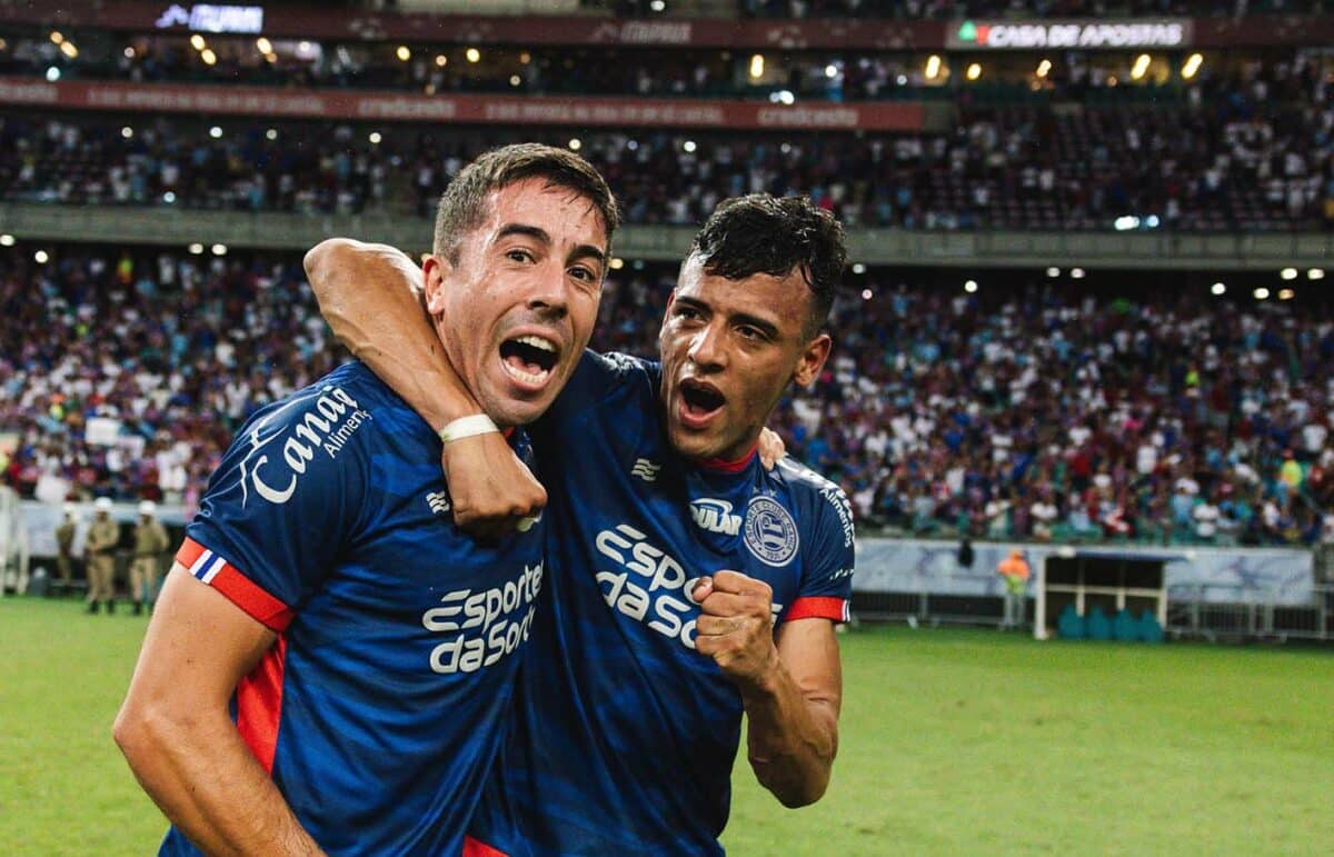 Jogadores do Bahia comemoram gol contra o Botafogo pela Copa do Brasil.