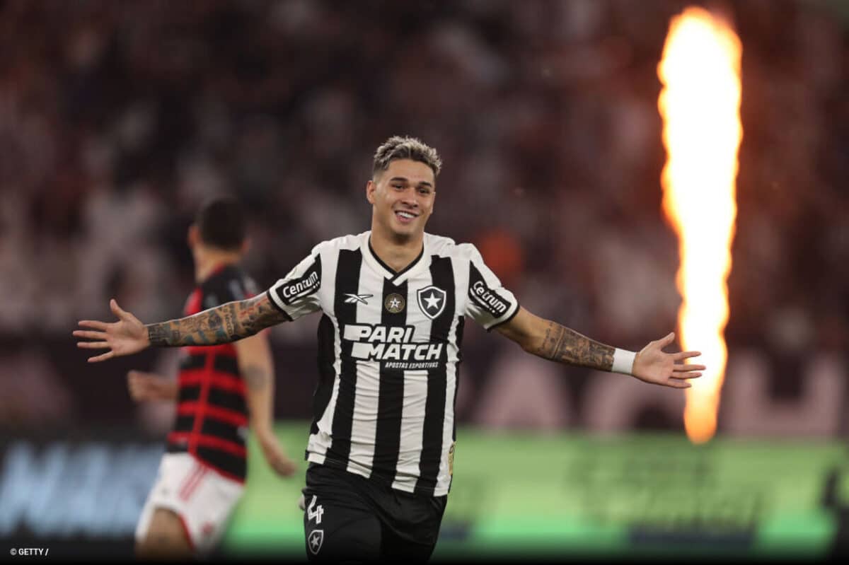Brasileirão - Botafogo goleia o Flamengo por 4 a 1, reassume liderança do Brasileirão e se prepara para a Libertadores.