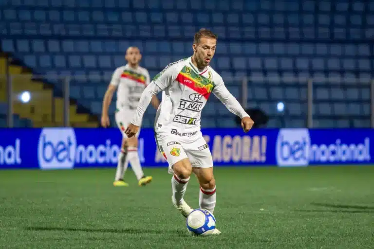 Jogador do Brusque domina a bola.