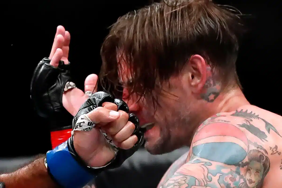 CM Punk toma soco no rosto. MMA - Conheça os cinco piores lutadores do MMA, famosos por suas péssimas performances e carreiras decepcionantes.