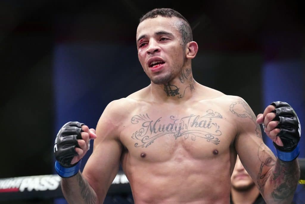 UFC - Carlos Prates, lutador do UFC e fumante, se prepara para enfrentar Li Jingliang no UFC 305 em uma luta de alto nível.
