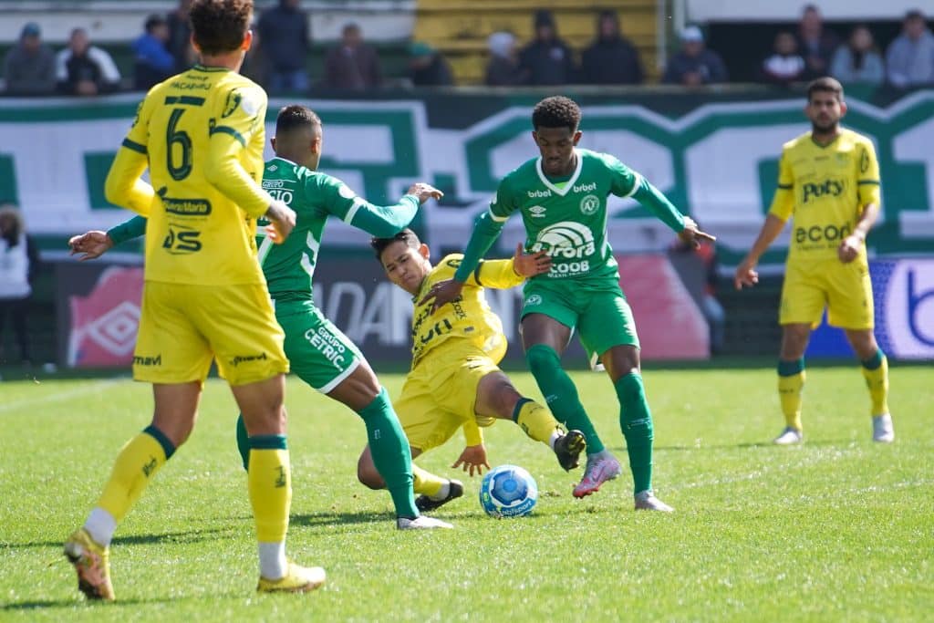 Jogador da Chape sai com bola dominada , mas é alvejado com carrinho pelo jogador do Mirassol.