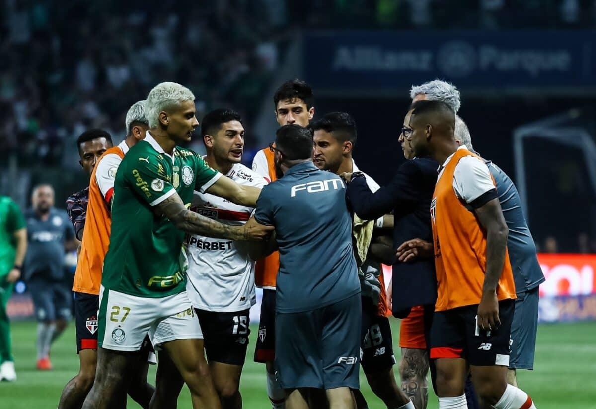 Brasileirão - Após a vitória do Palmeiras sobre o São Paulo, houve uma briga generalizada, envolvendo jogadores e seguranças.