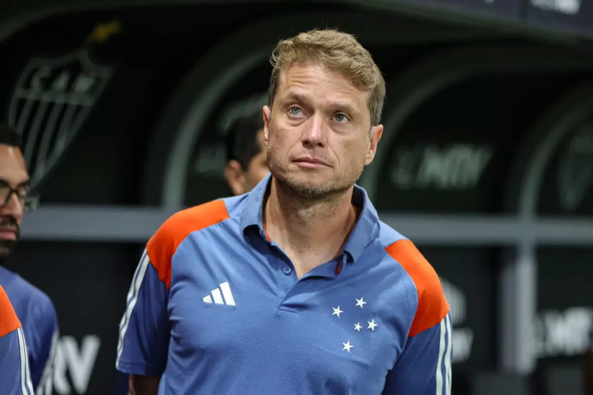 Brasileirão - Seabra critica o primeiro tempo do Cruzeiro e planeja mudanças para o confronto decisivo contra o Boca Juniors na Sul-Americana.