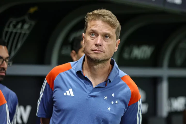 Brasileirão - Seabra critica o primeiro tempo do Cruzeiro e planeja mudanças para o confronto decisivo contra o Boca Juniors na Sul-Americana.