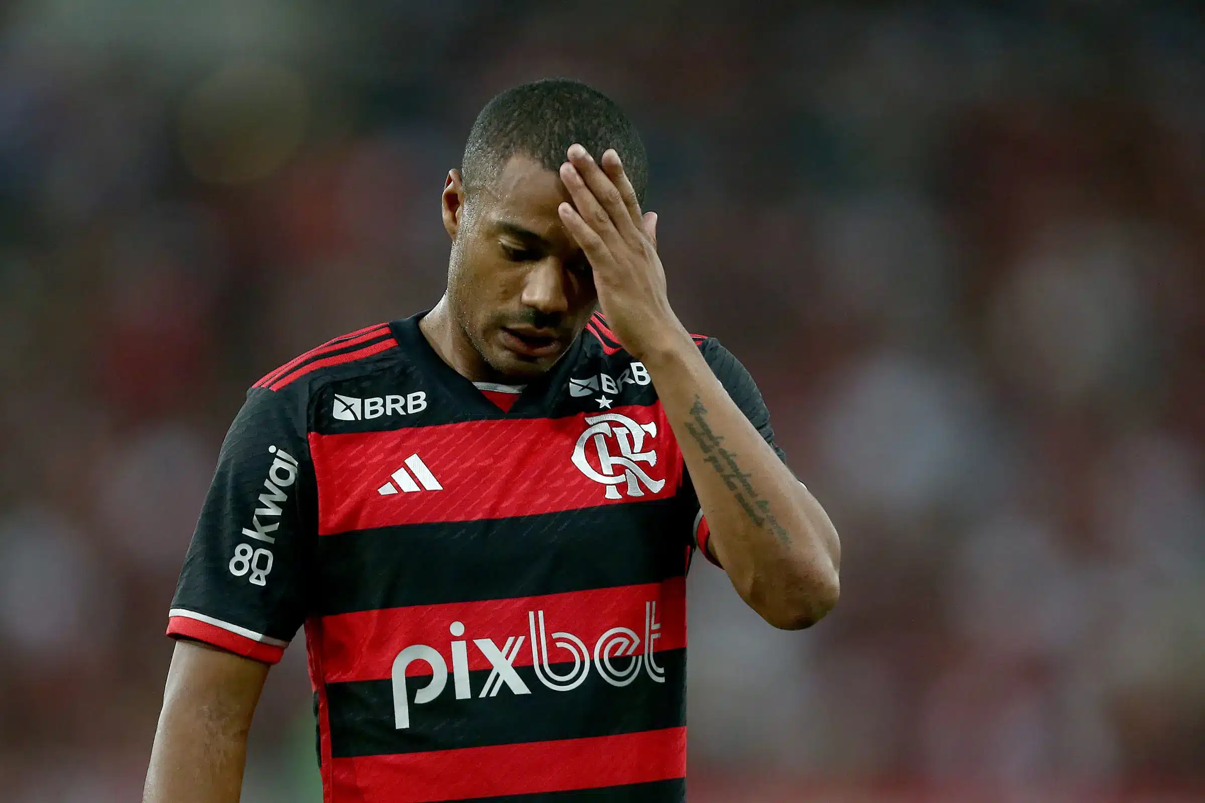 De la Cruz, jogador do Flamengo, está com feição preocupada.