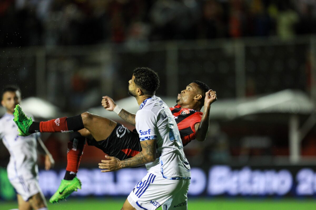 Jogador Alerrandro do Vitória faz gol de bicicleta.