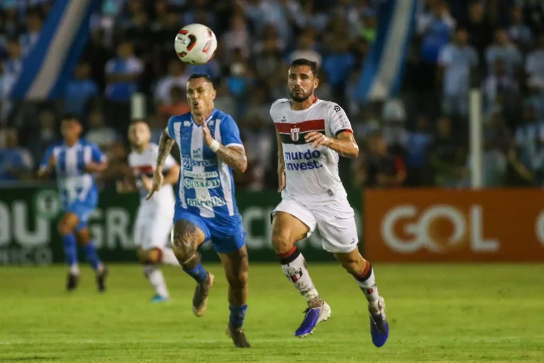 Jogadores de Botafogo e Paysandu correndo atrás da bola.