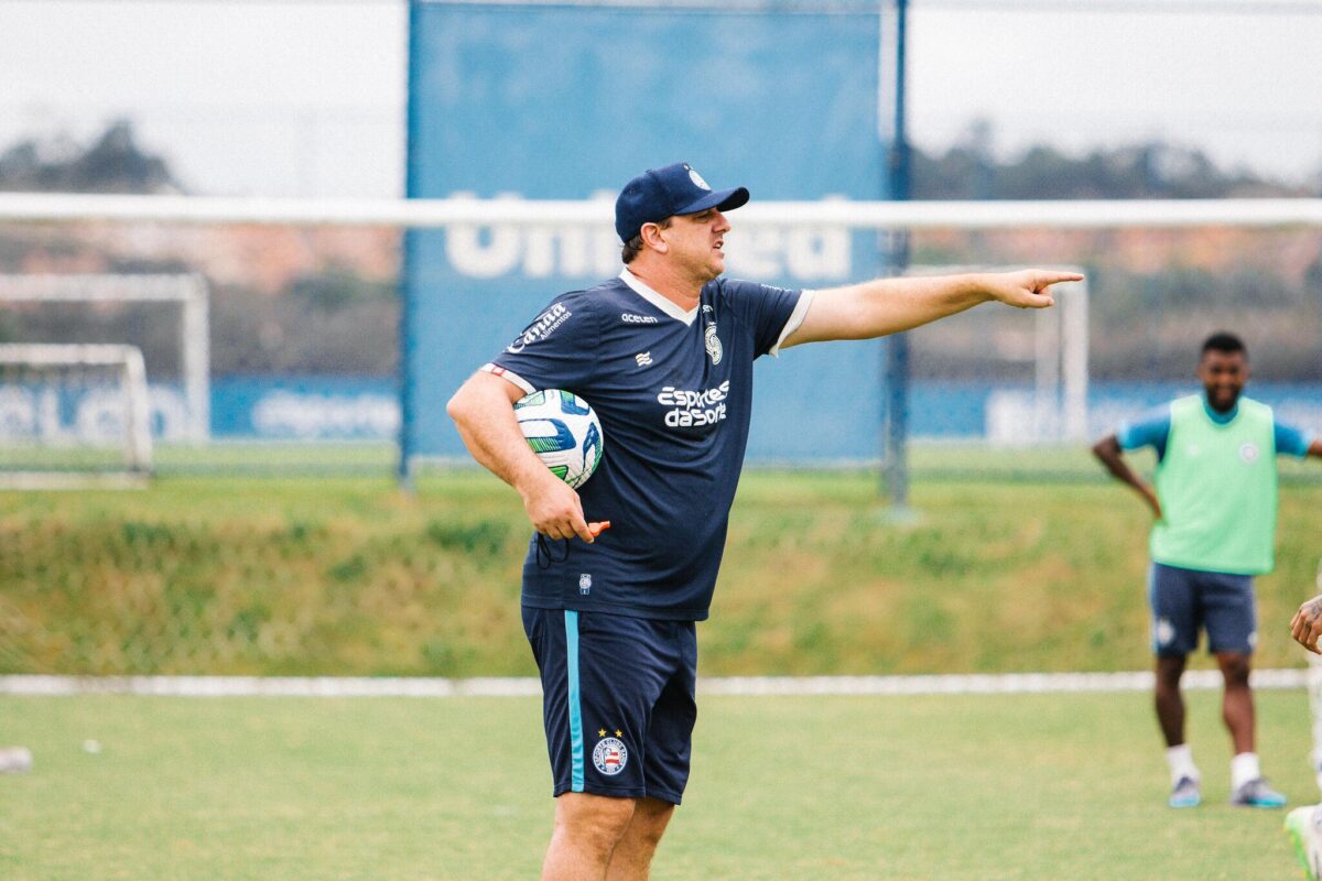 Rogério Ceni orienta seus comandados em treino do Bahia.