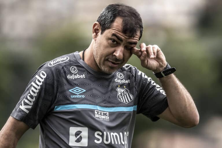 Brasileirão Série B- Carille justifica ausência de Patrick no Santos, destacando questões técnicas e evitando polêmica com o presidente Marcelo Teixeira.