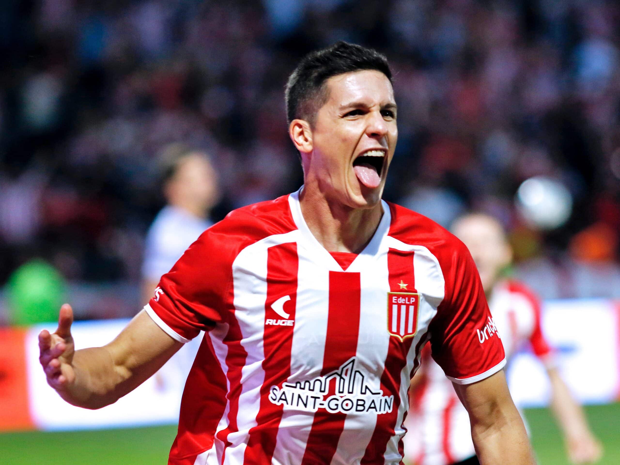 Corinthians – Clube negocia contratação de Guido Carrillo, atacante do Estudiantes, enfrentando desafios com o clube argentino e o desejo do jogador.
