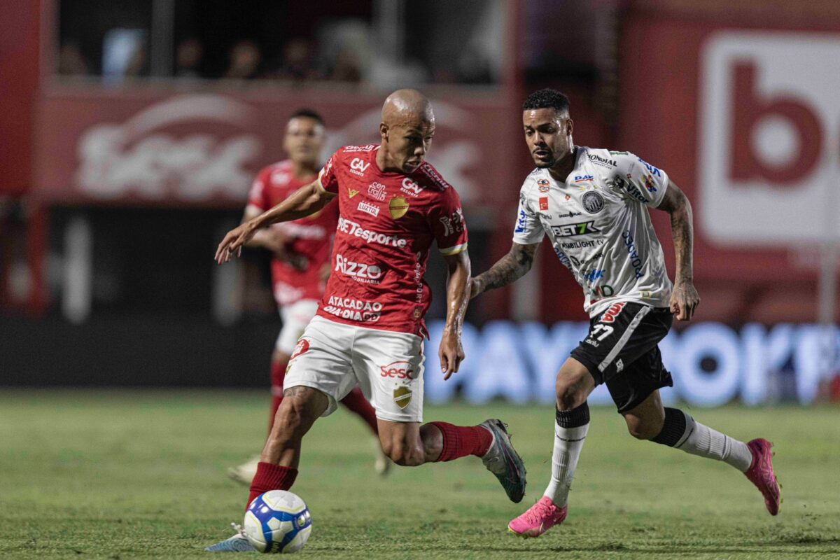 Jogadores do Operário e do Vila Nova disputam a bola.
