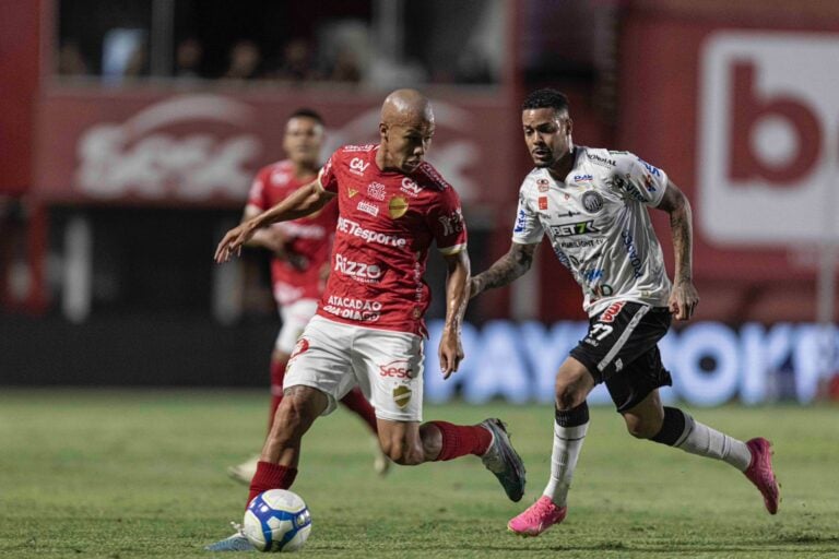 Jogadores do Operário e do Vila Nova disputam a bola.