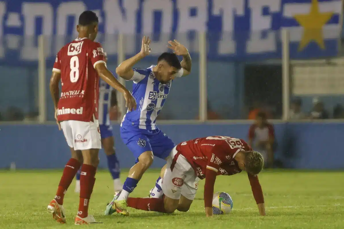 Jogador do Paysandu comete falta em jogador do Vila NOva.