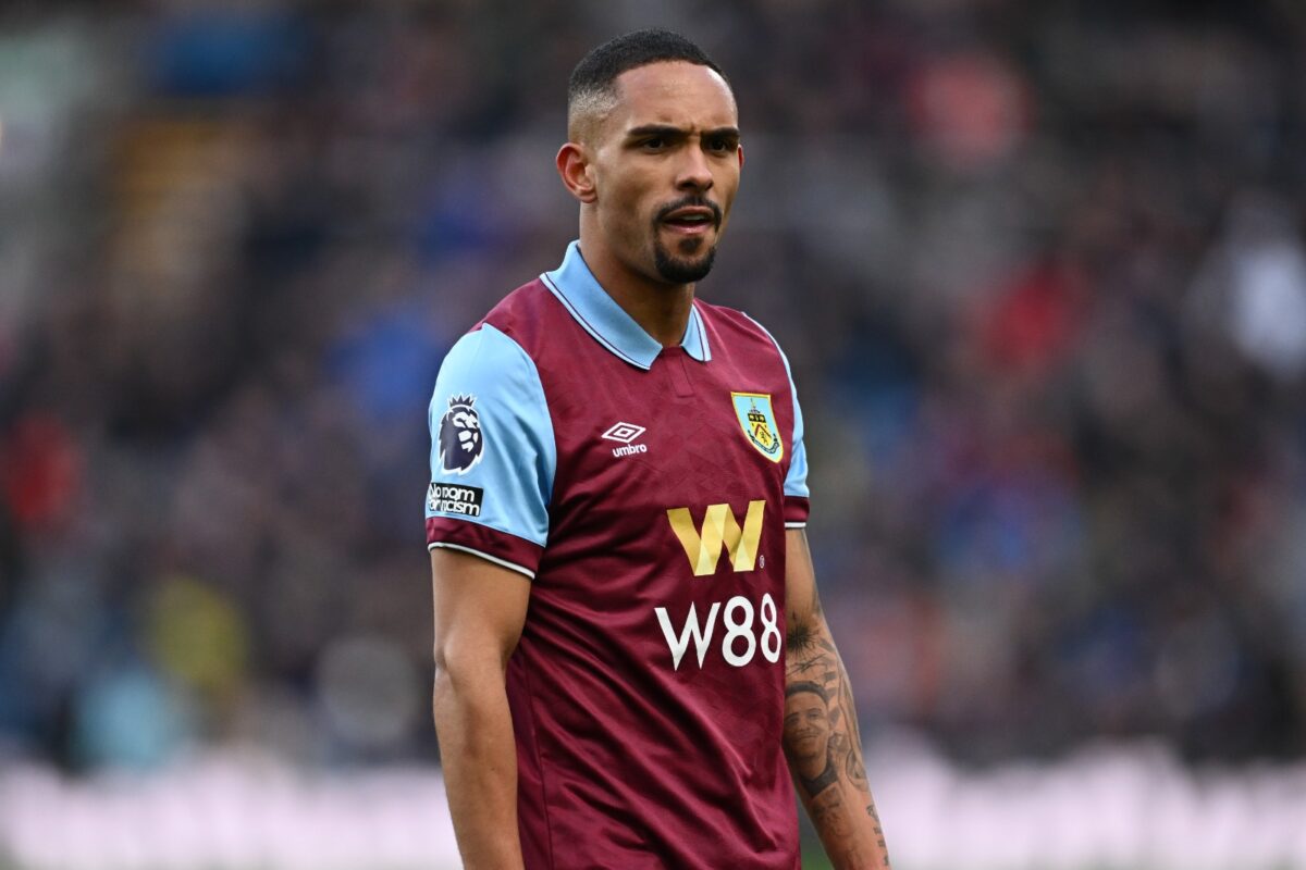 Botafogo – Clube avança para contratar Vitinho, lateral do Burnley, oferecendo 7 milhões de euros. Negociação inclui bônus e percentual de venda futura.