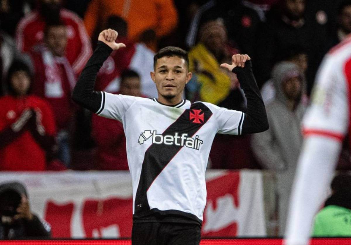 Adson comemora gol pelo Vasco em jogo do Campeonato Brasileiro.