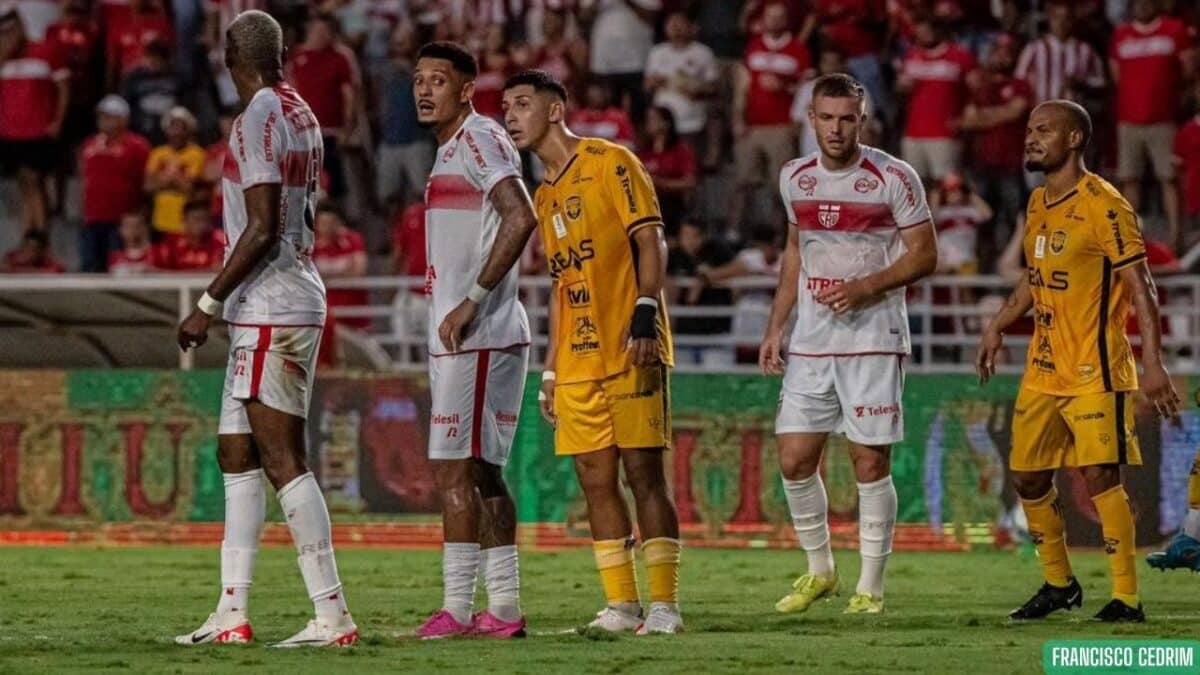 Jogadores do CRB e Amazonas aguardam retorno da bola.