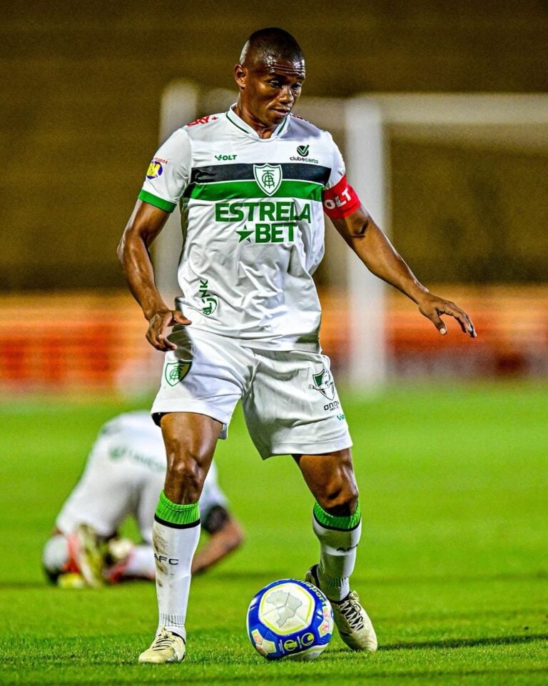 Jogador do América-MG domina abola.