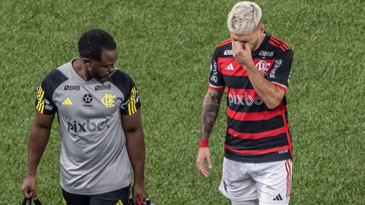 Massagista do Flamengo e Arrascaeta são fotografados na saída do uruguaio do campo. Camisa 14 se lesionou durante a partida contra o Botafogo.
