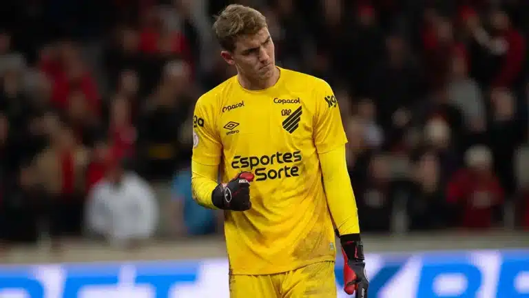 Goleiro do CAP vibra com gol de sua equipe.