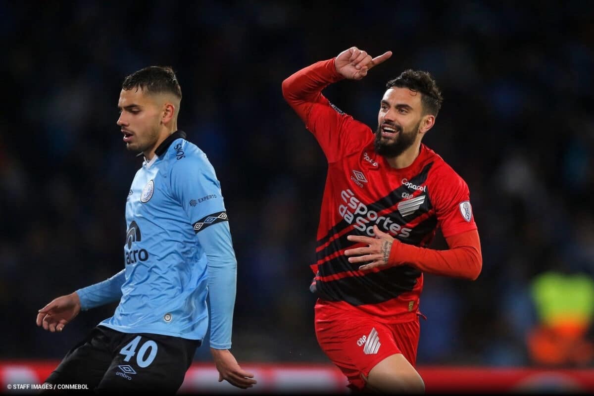 Jogador do Furacão comemora gol contra o Belgrano pela Copa Sul-Americana.