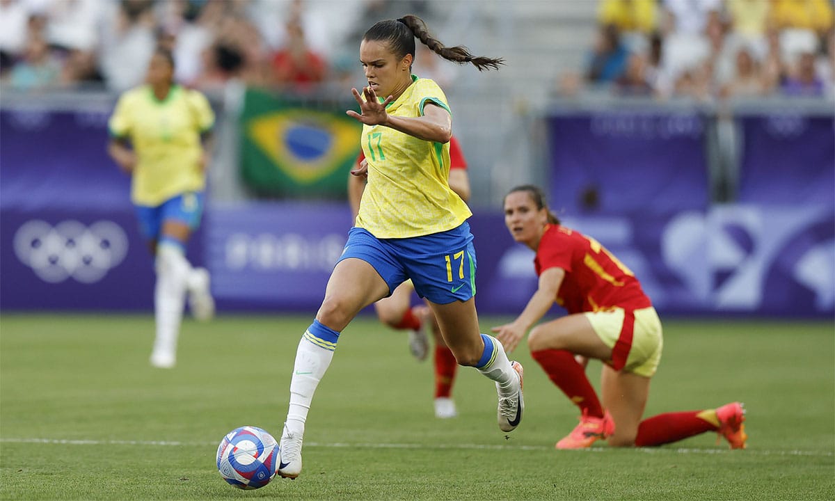 Jogadora da seleção brasileira feminina passa fácil por marcadora espanhola.