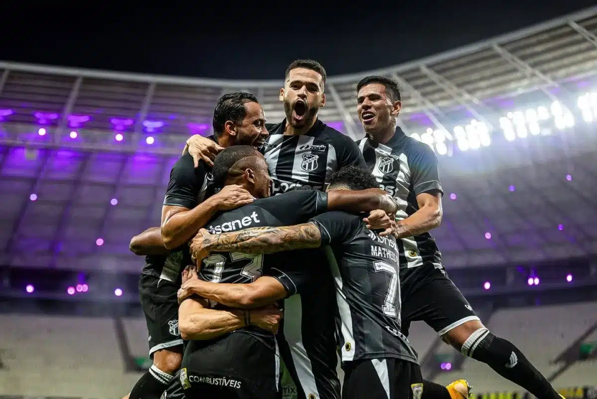 Jogadores do Ceará comemoram gol abraçados.