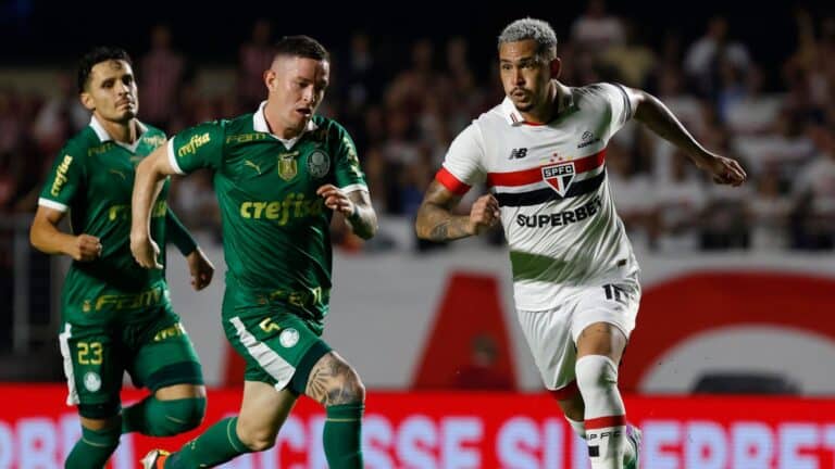 Jogadores de Palmeiras e São Paulo em disputa ferrenha pela bola.