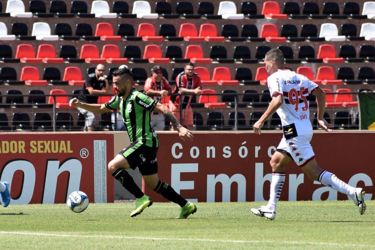 Jogadores do América-MG e Botafogo-SP disputam a bola.