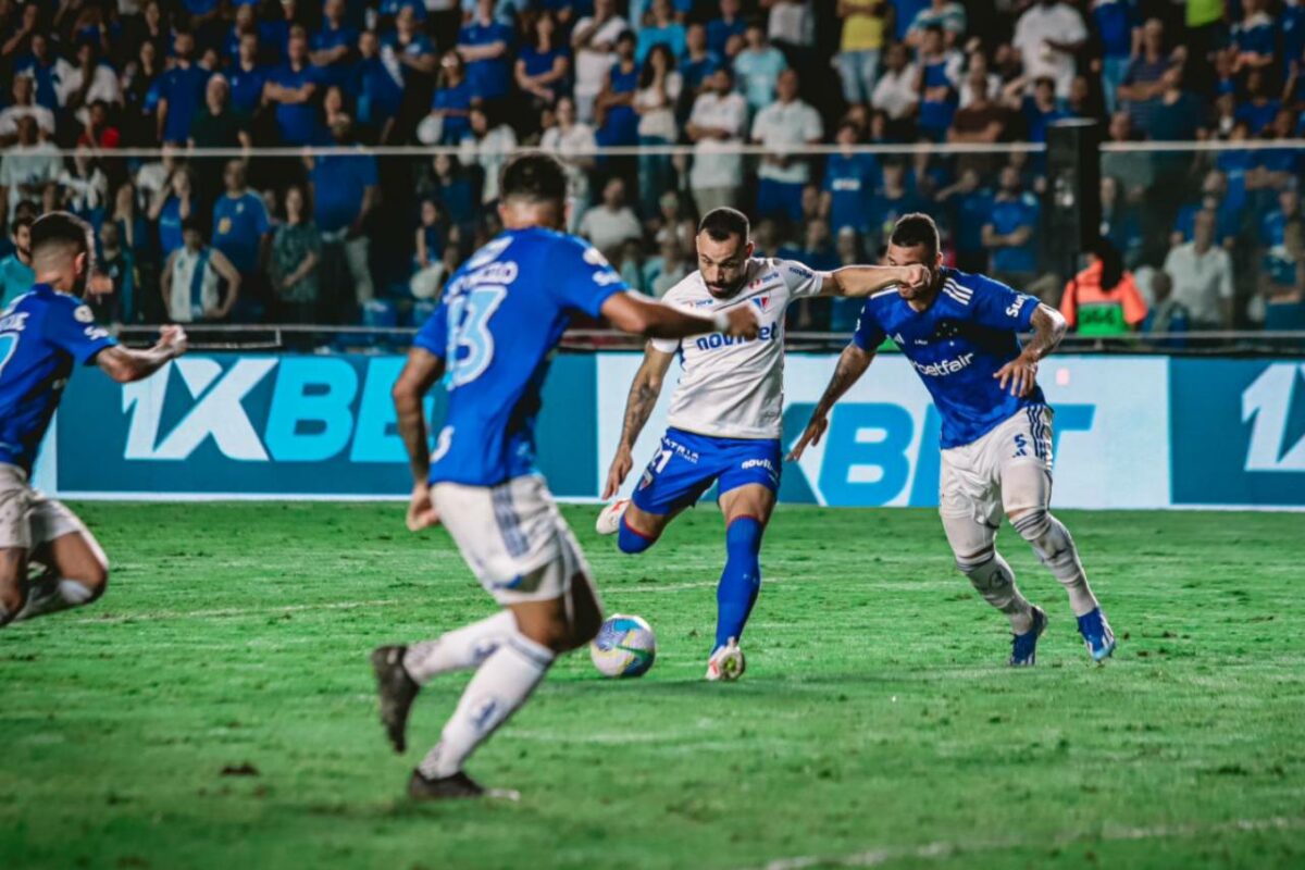 Jogadores do Cruzeiro (de azul) e do Fortaleza (de branco) disputam a bola em jogo válido pelo Campeonato Brasileiro Série A de 2024.